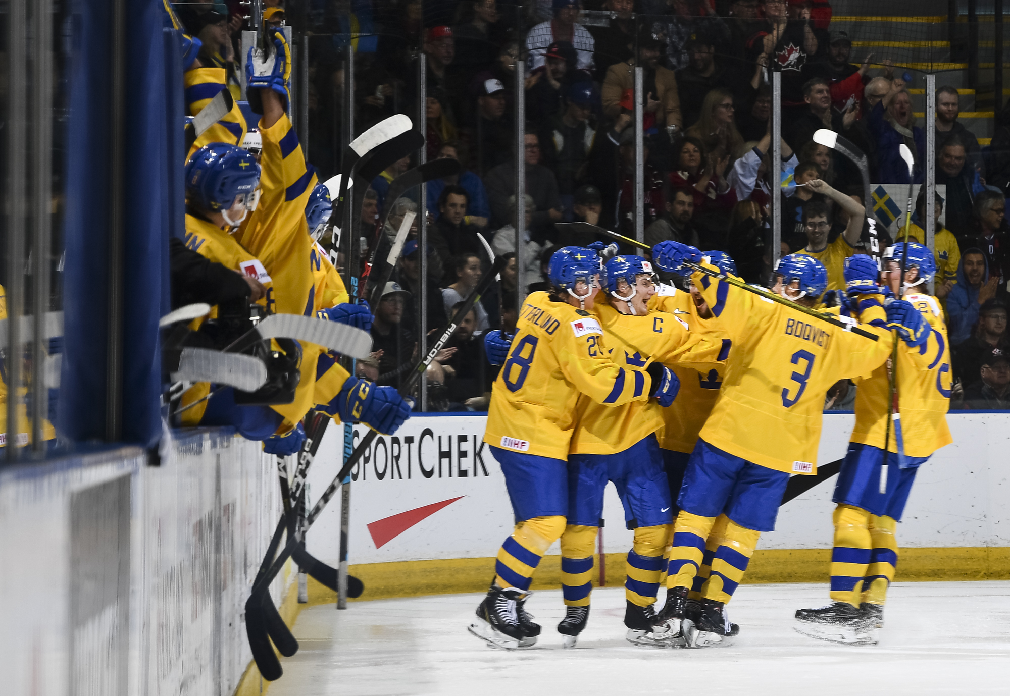 IIHF - Swedes power past Finns