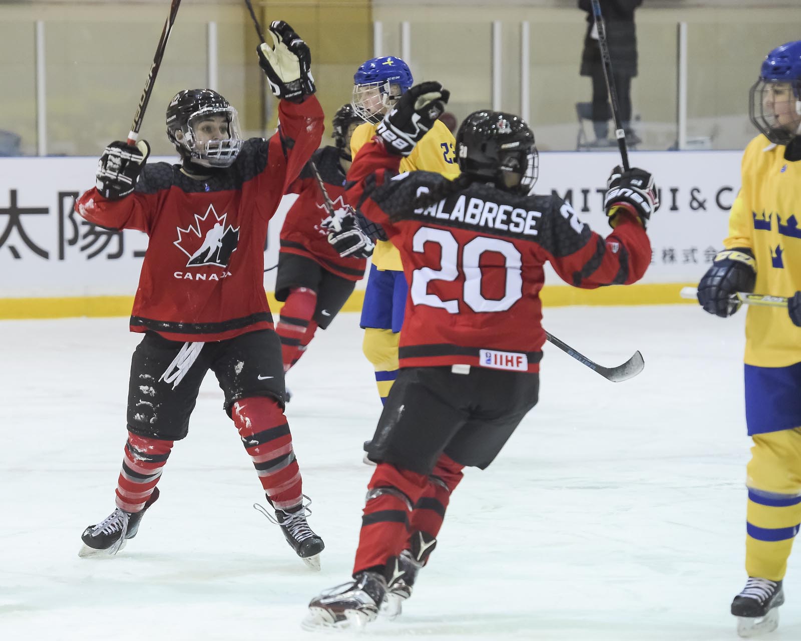 IIHF - Canada edges Sweden