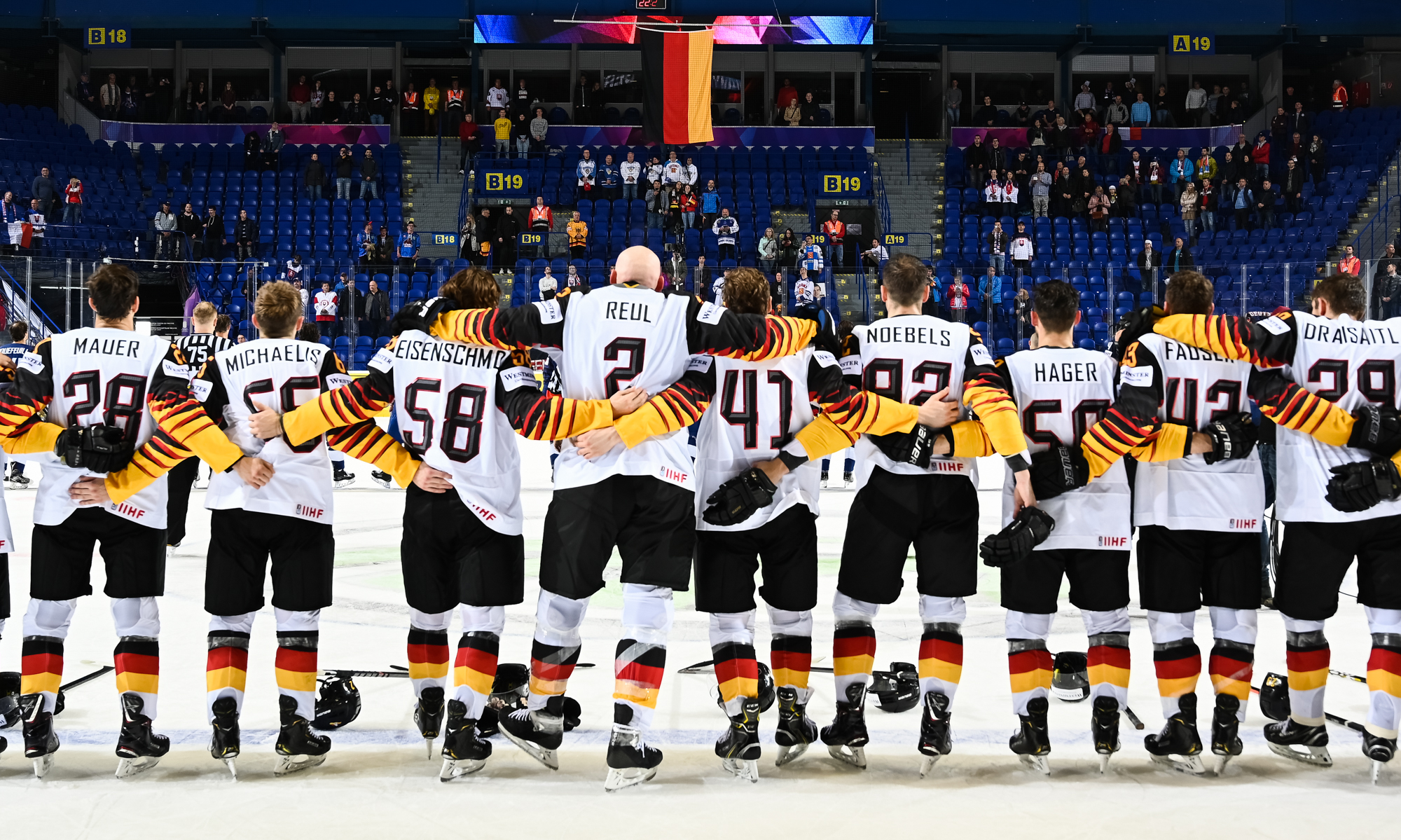 Hockey germany. Хоккей ФРГ. Сборная ФРГ по хоккею с шайбой. Сборная Германии по хоккею. Хоккеисты Германии.