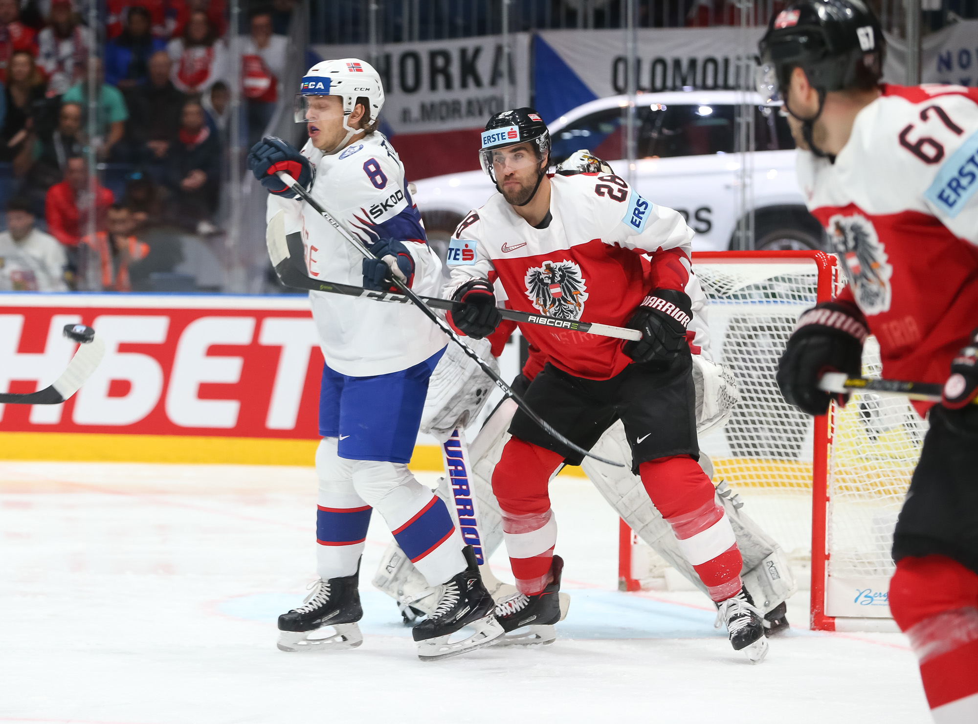 IIHF Norwegians earn first win