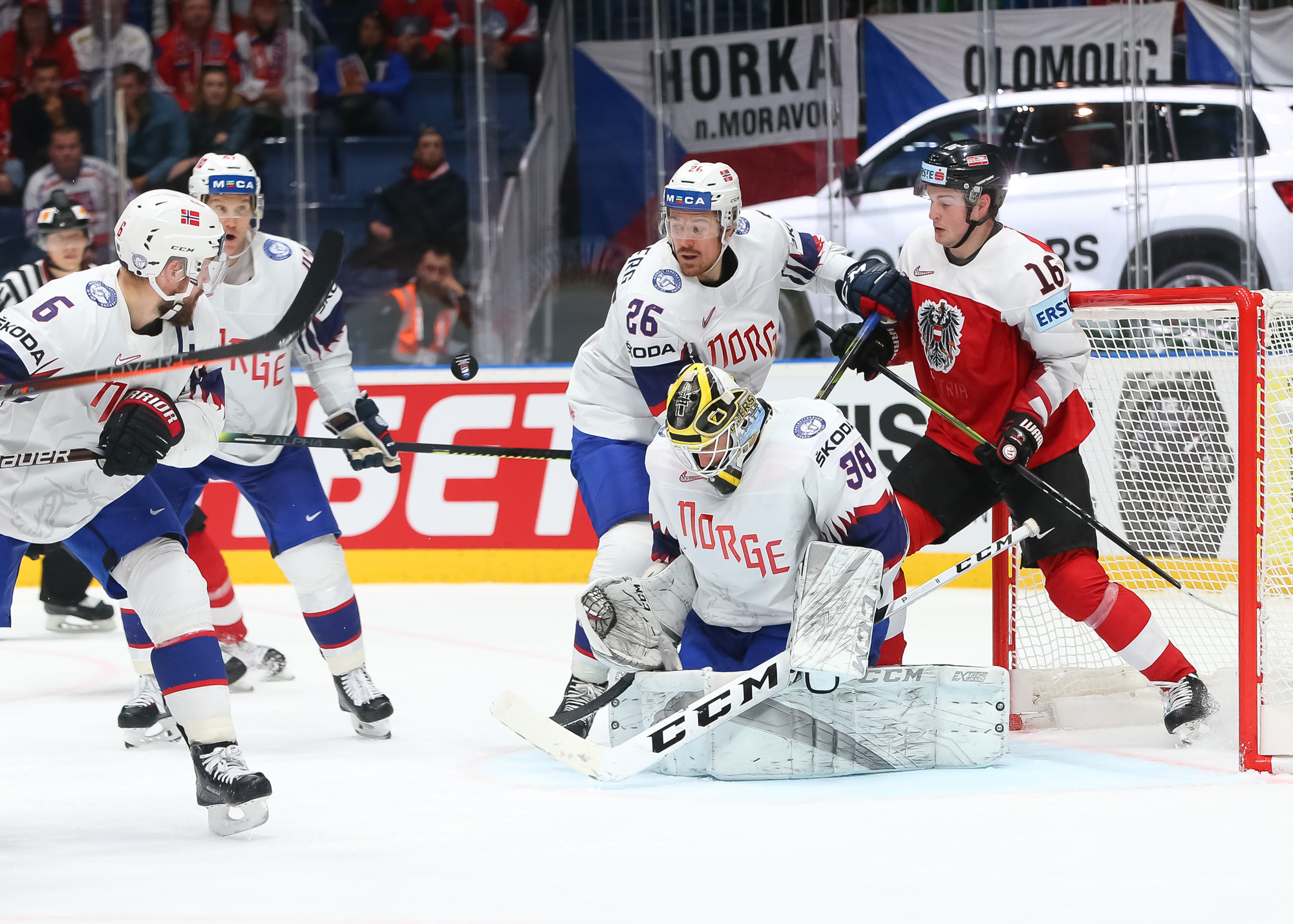 IIHF Norwegians earn first win