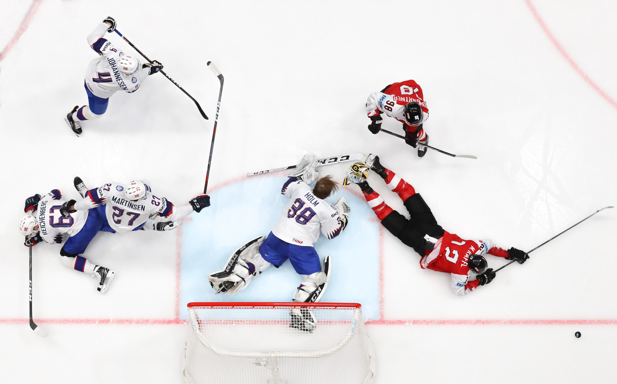 IIHF Norwegians earn first win