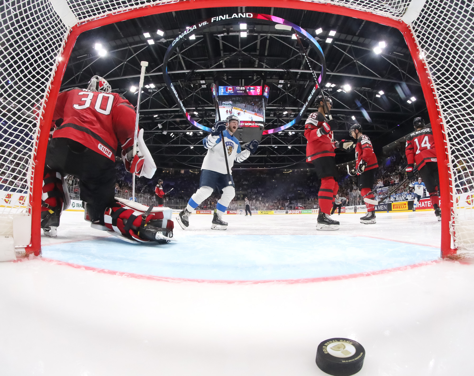 Чм по хоккею с шайбой. ЧМ по хоккею IIHF. Хоккейные шайбы с ЧМ по хоккею.