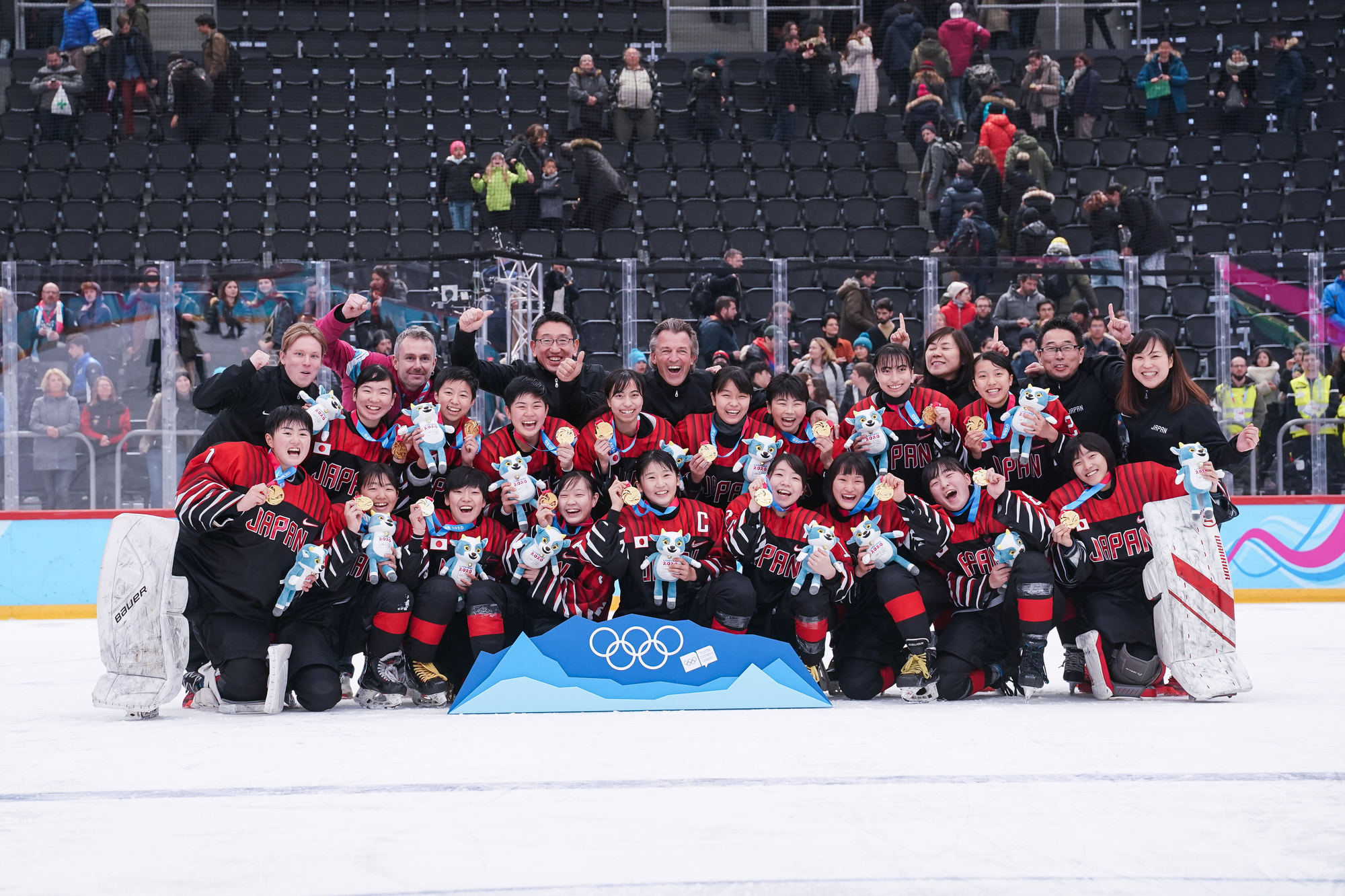 Sweeping Team Japan GIF - Sweeping Team Japan Youth Olympic Games -  Discover & Share GIFs