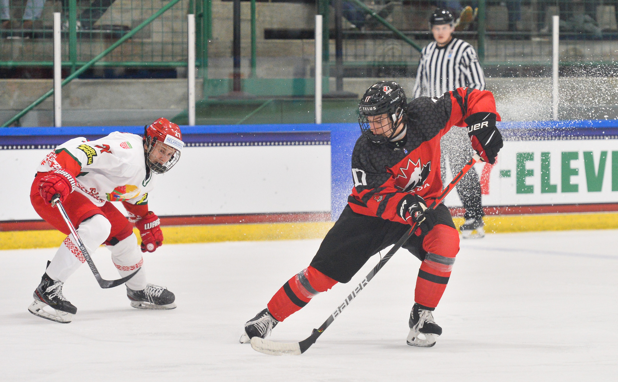 Why's Connor Bedard Wearing a Full Face Shield at the World Juniors? - The  Hockey News