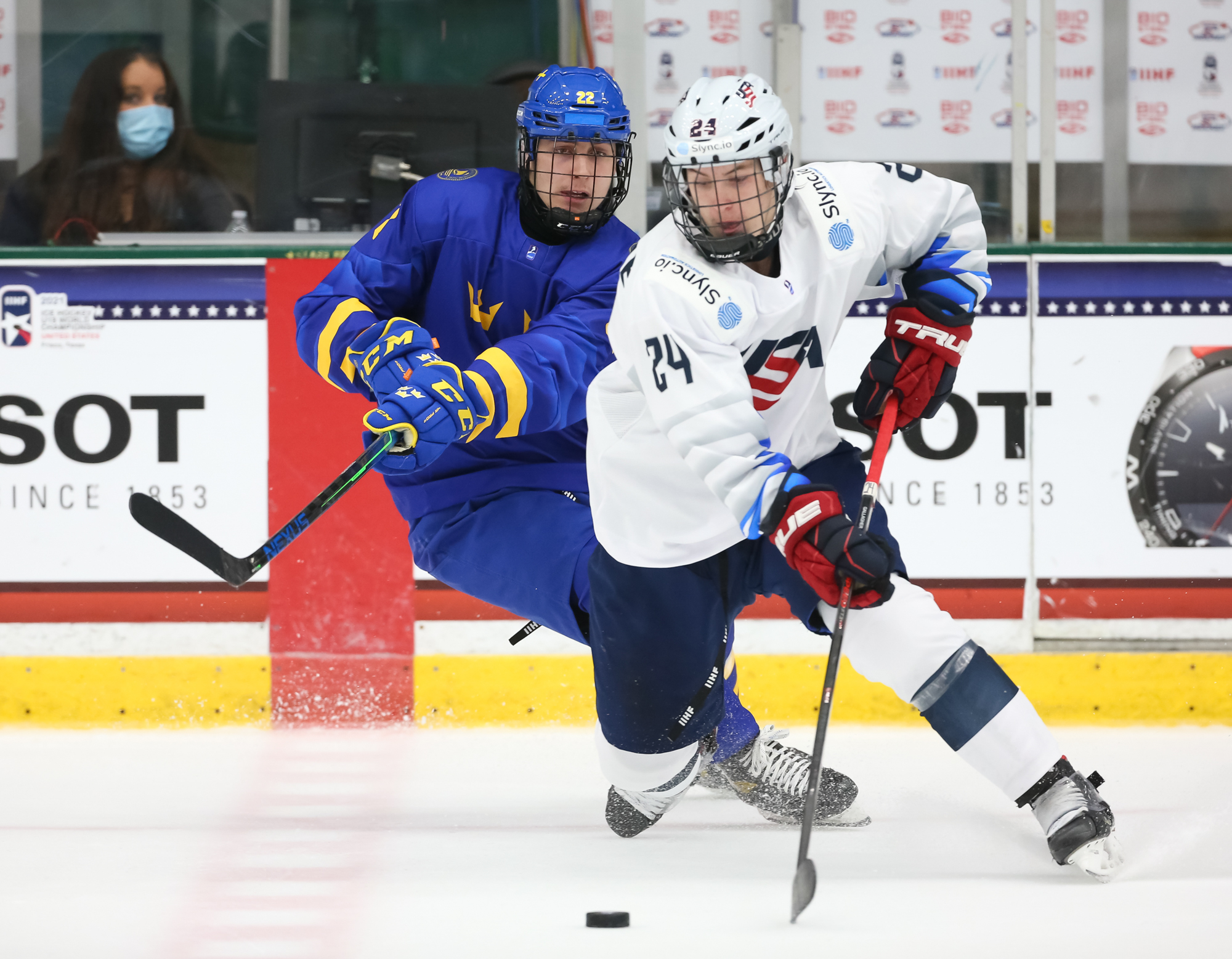 IIHF - Swedes stun U.S.