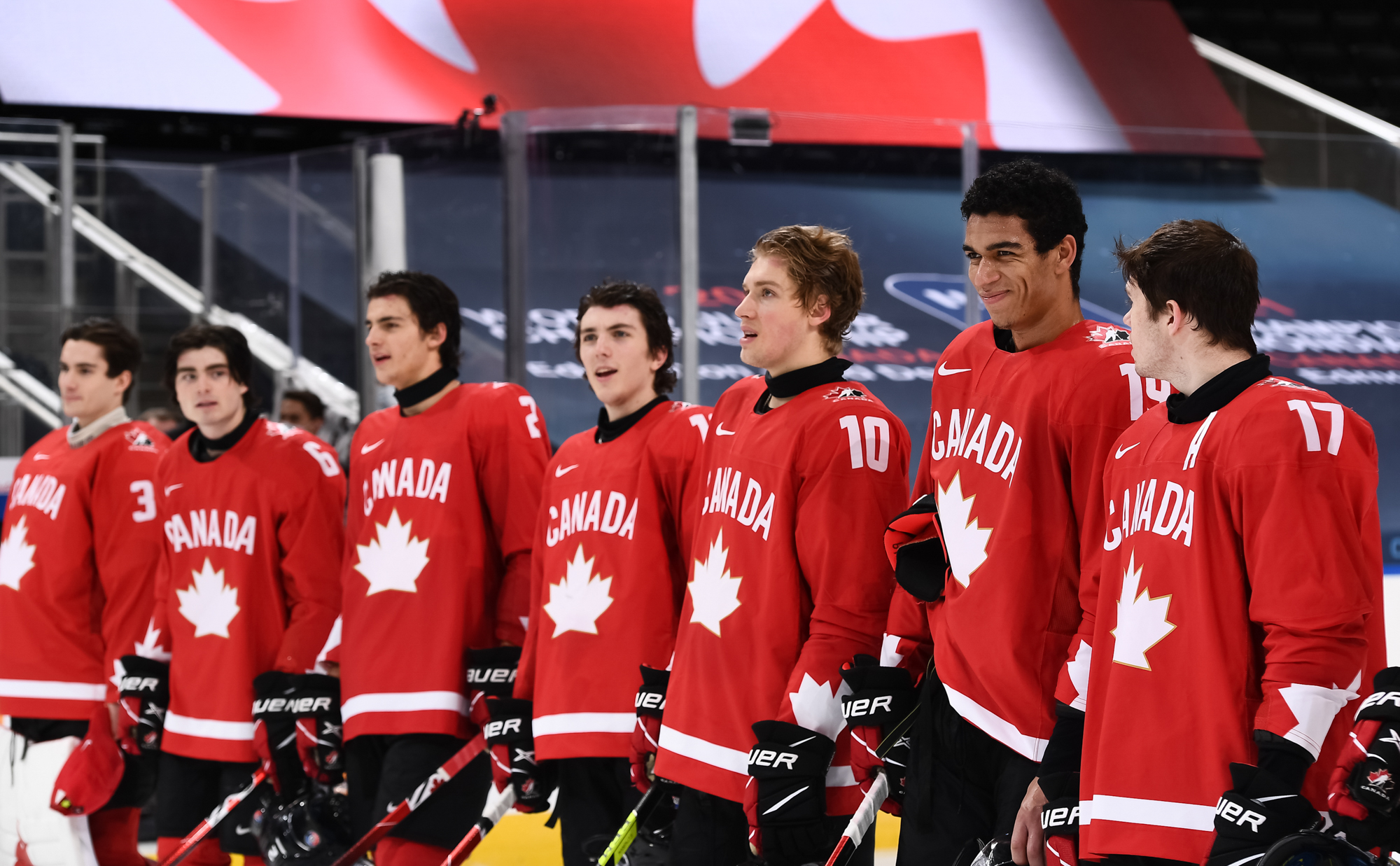 Сколько раз становилась чемпионом сборная команда канады. Хоккей сборная Канады 2021. Молодёжная сборная Канады по хоккею 2020. Молодежка тренер Канады. Хоккеисты Канады 2021.