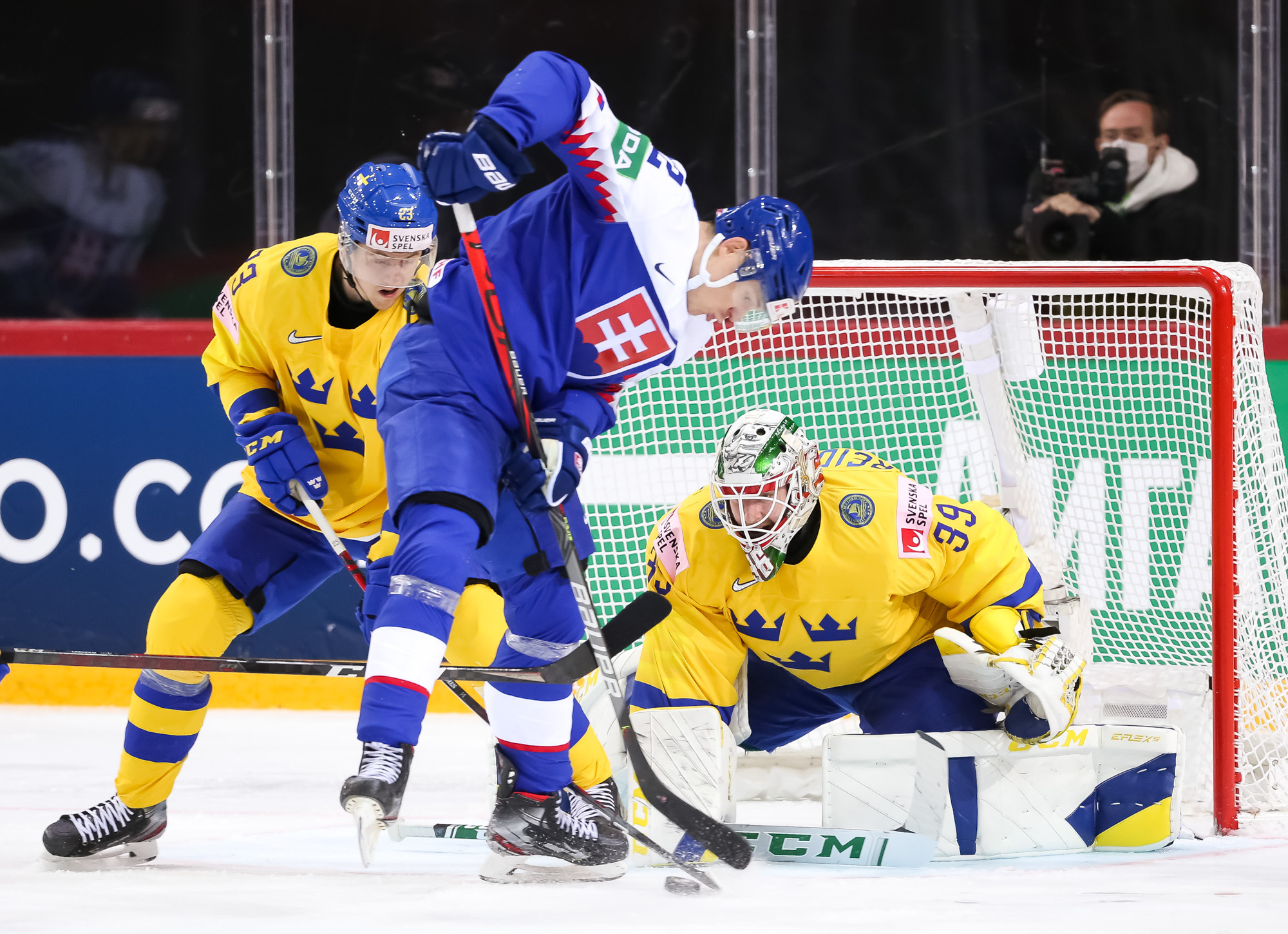 Матч хоккея швеция. Швеция 2021чм. Словакия Швеция хоккей. ИИХФ 2018 Словакия Швеция. Хоккей сборная Швеции побеждает сборную Словакии.