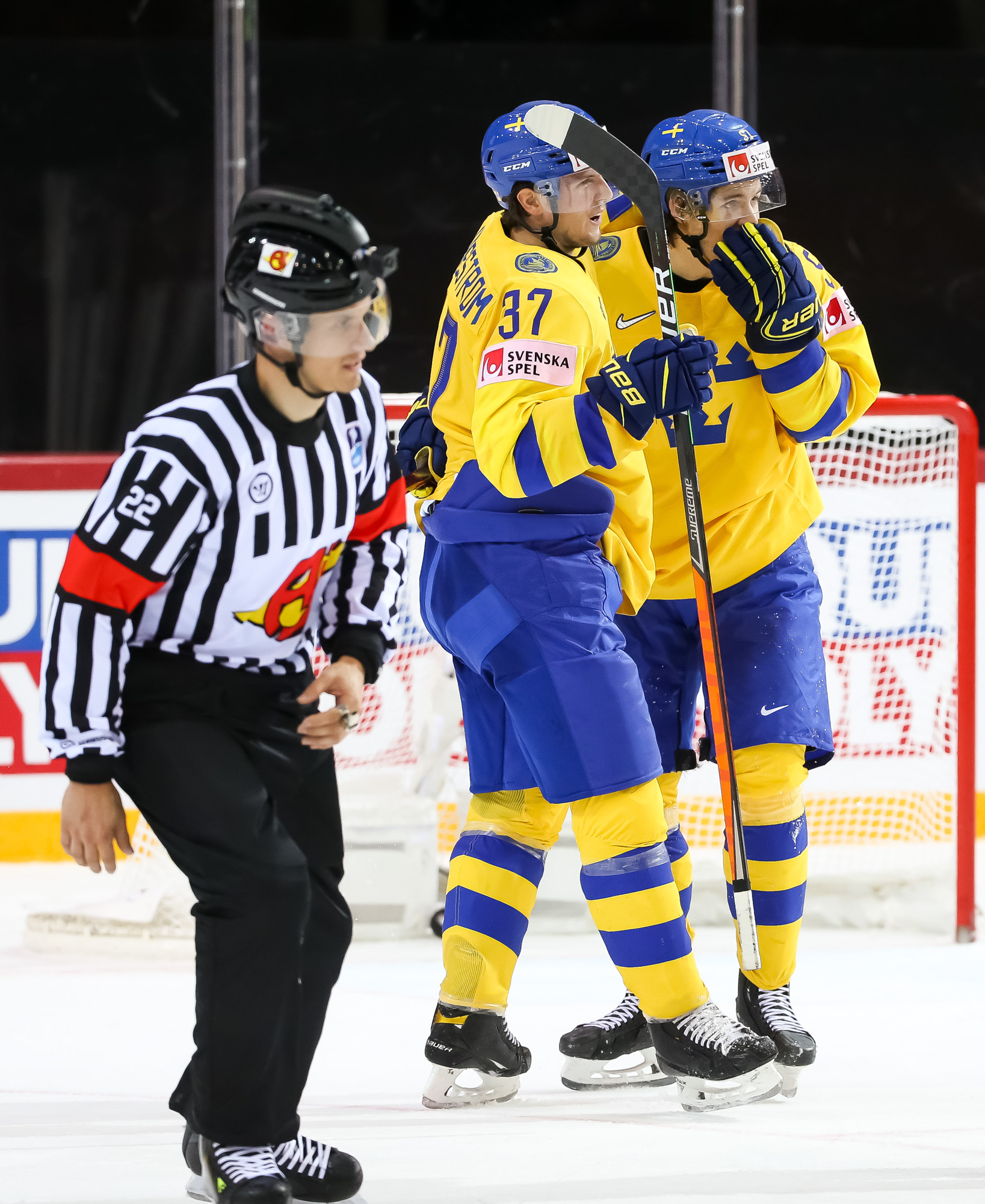 IIHF - Swedes Hang On For Big Win