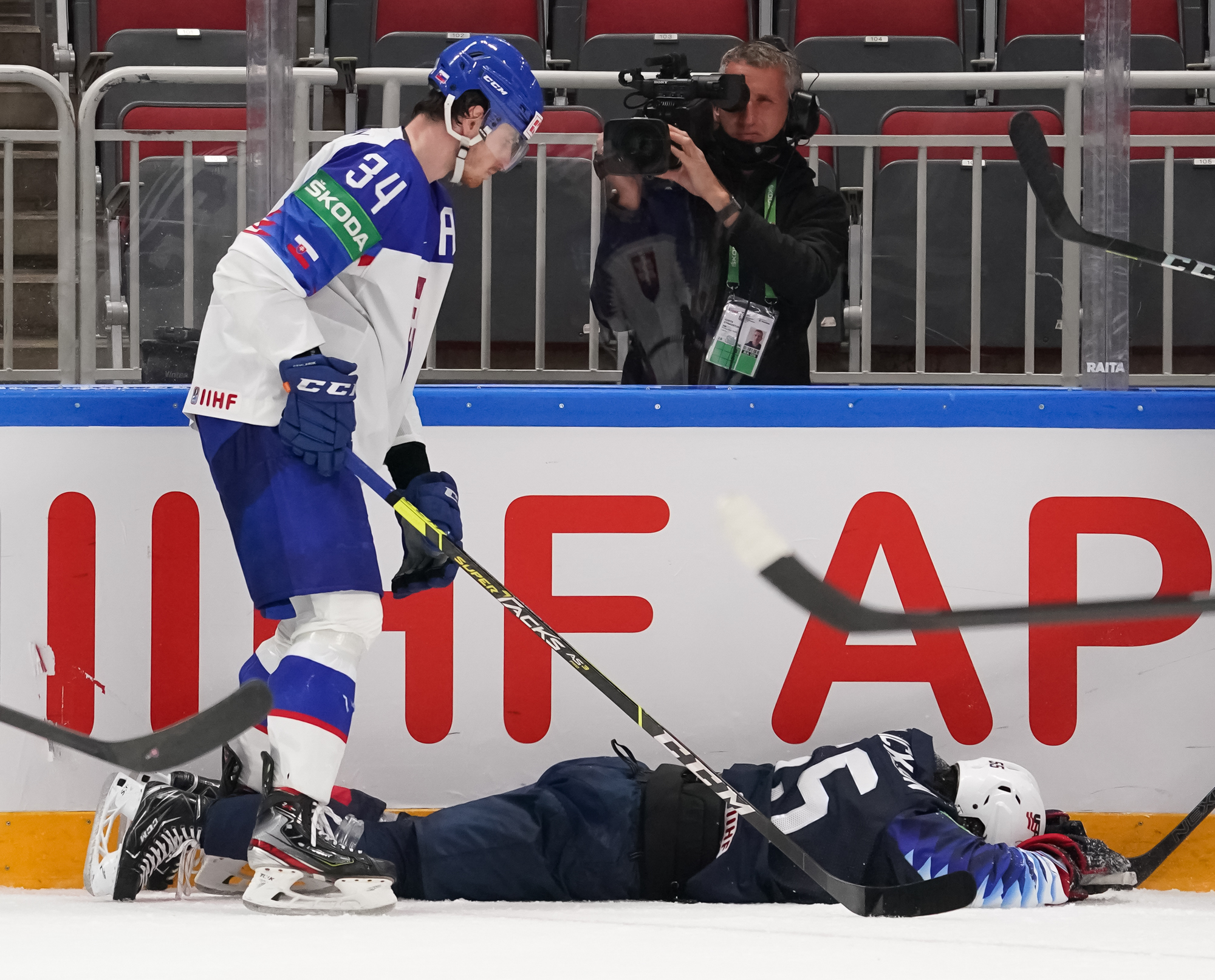 IIHF U.S. tops Slovakia to make semifinals