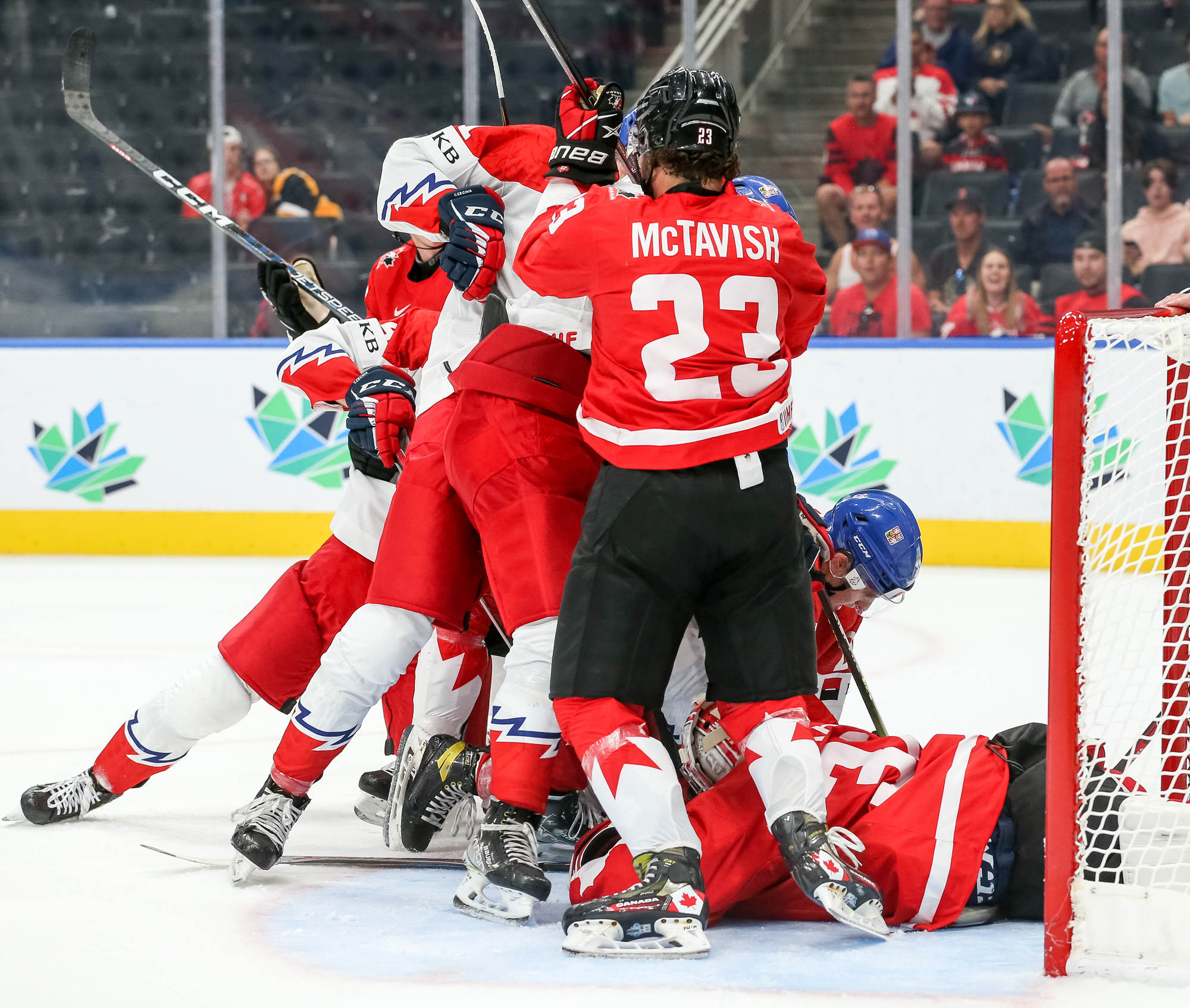 IIHF - Canada overwhelms Czechia