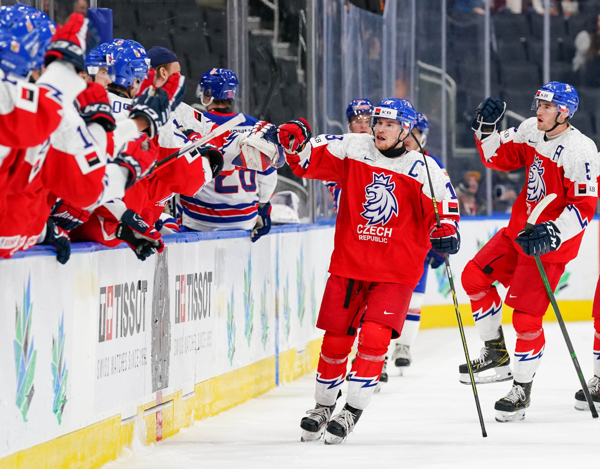 IIHF - Czechs stun U.S., go to semis
