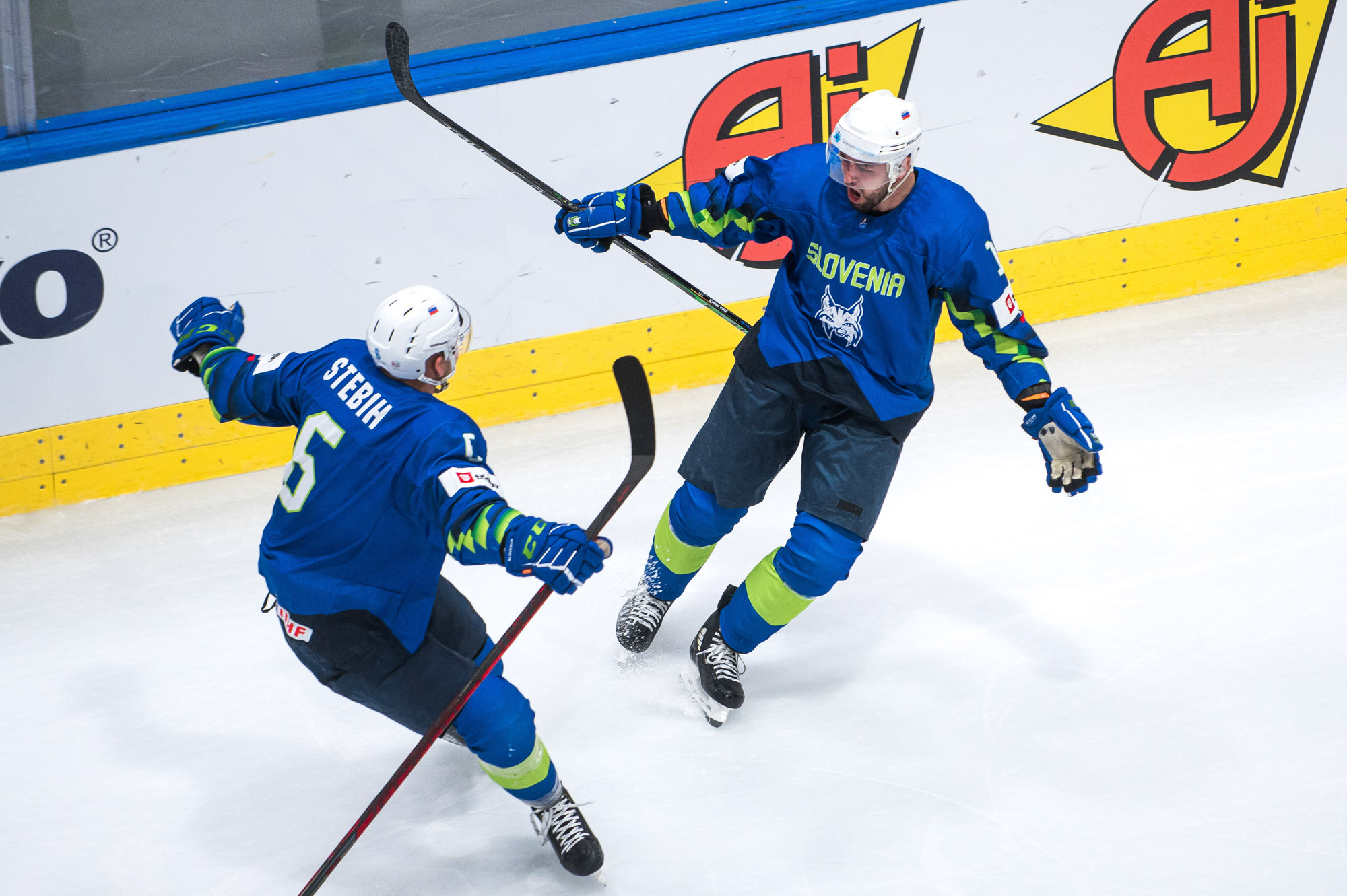 IIHF - Canada squeezes by Slovenia