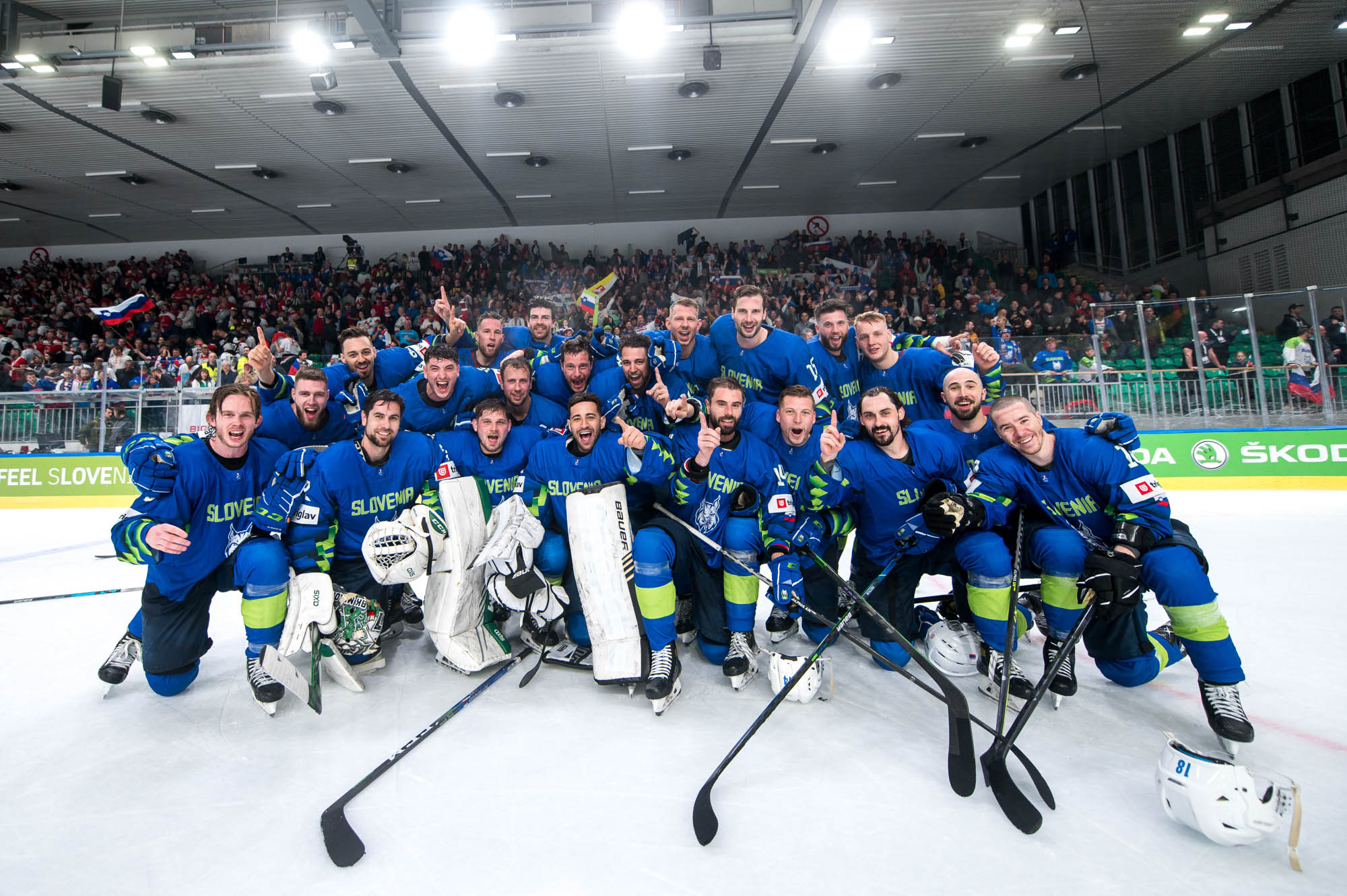 IIHF - Canada squeezes by Slovenia