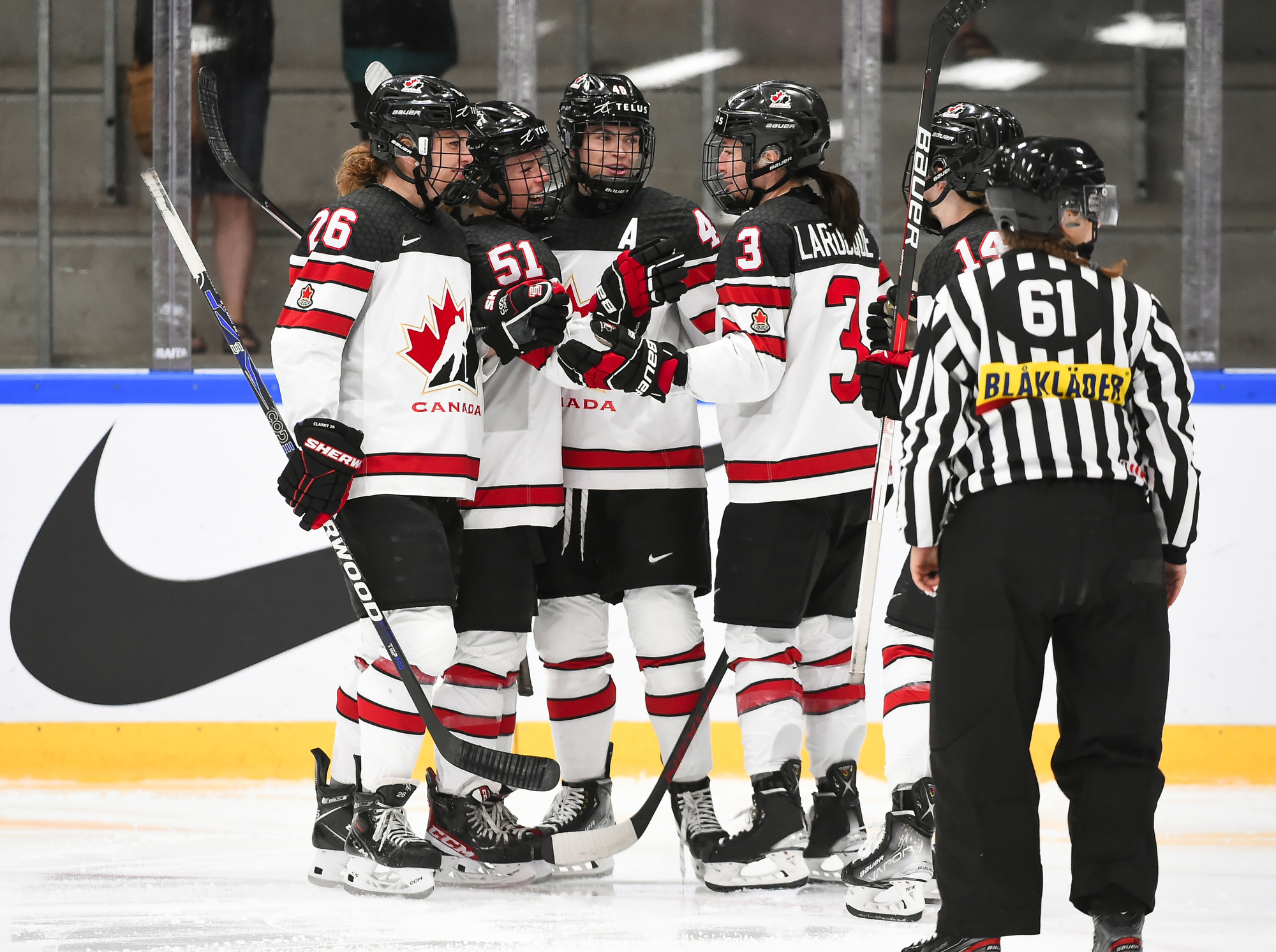 IIHF - Canada takes it to Japan