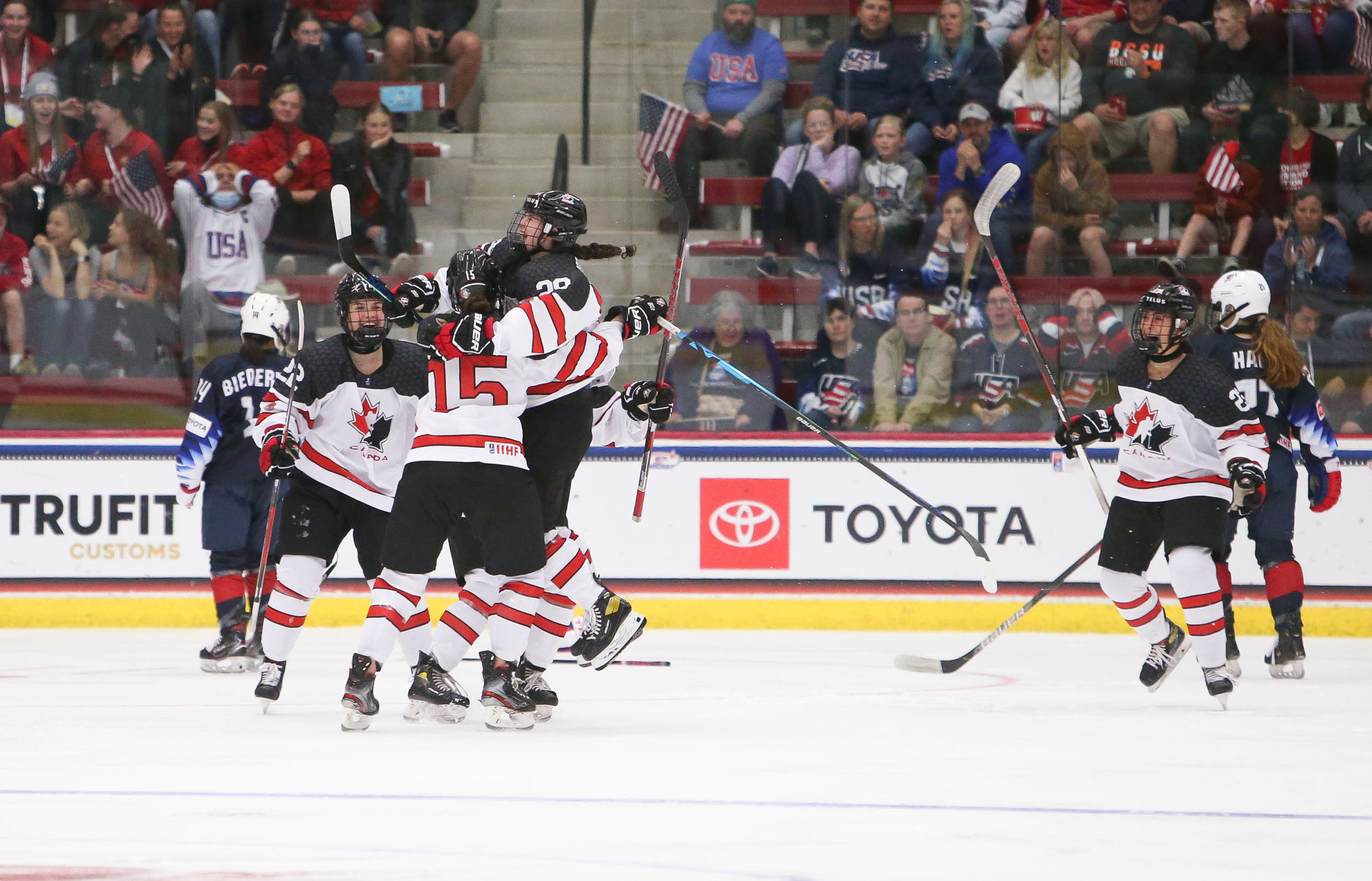 IIHF - Canada strikes gold