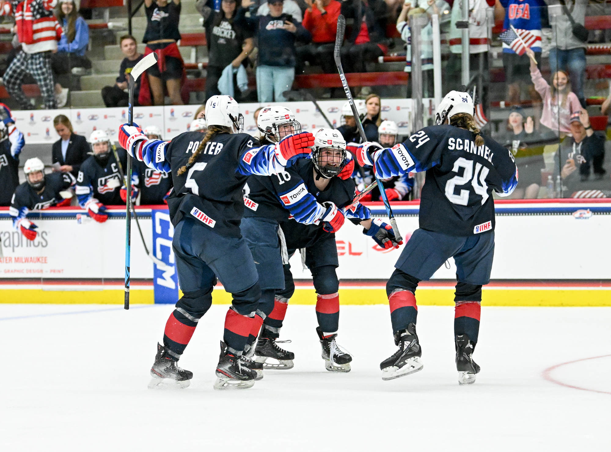 IIHF - Canada strikes gold