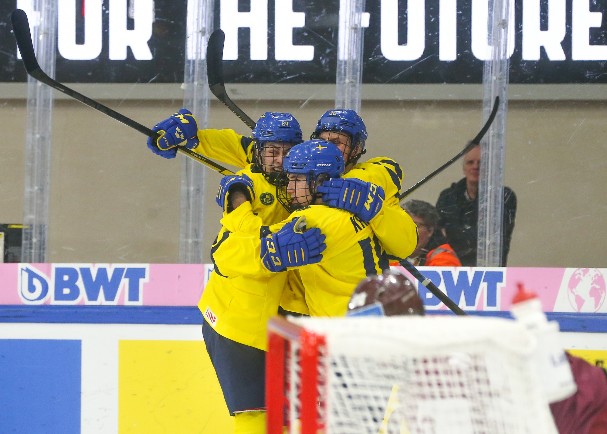 IIHF – Zviedrija iekļūst pusfinālā