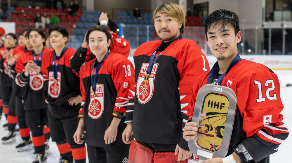IIHF Japan claims WM20IB gold