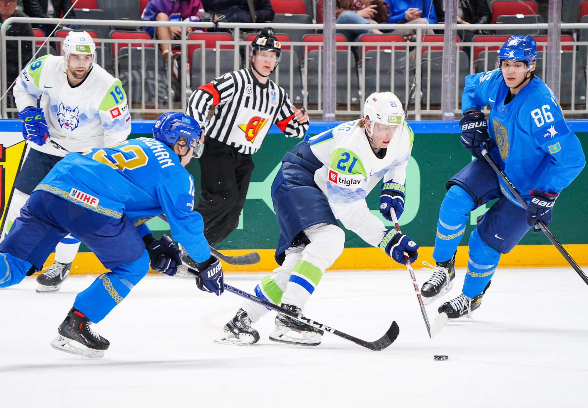 Сборная казахстана по хоккею. Фото хоккеистов. Континентальная хоккейная лига. Словакия хоккей.