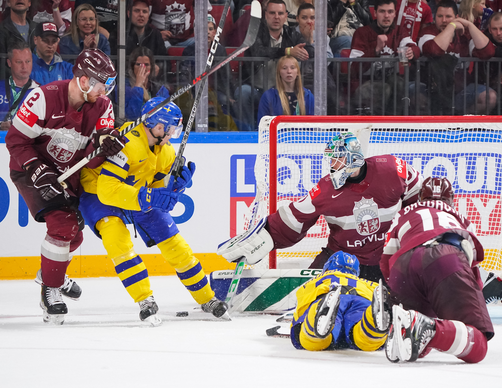 Латвия швеция матч. Сборная Швеции по хоккею. Шайба для хоккея. Швеция Финляндия хоккей. Латвия хоккей.