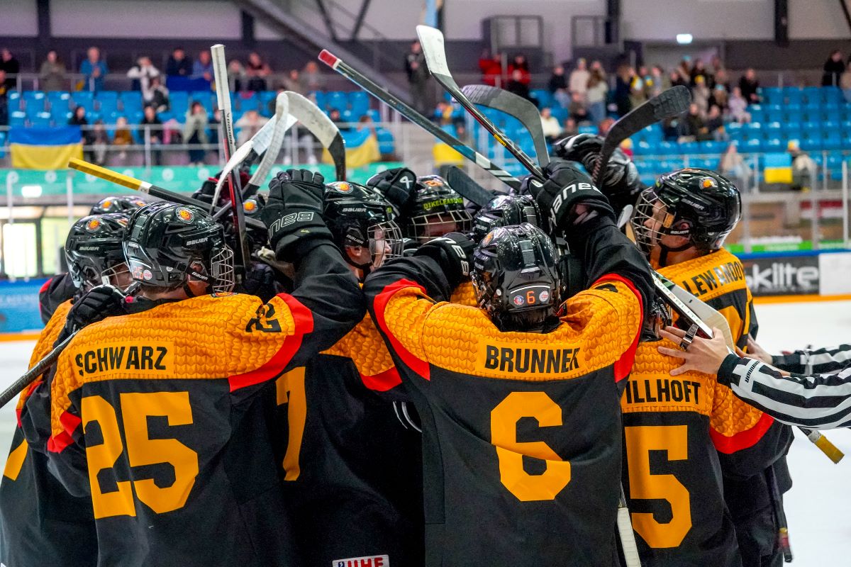 https://blob.iihf.com/iihf-media/iihfmvc/media/2024/wm18/wm18ia/wrapup/day3/ger_ukr.jpg