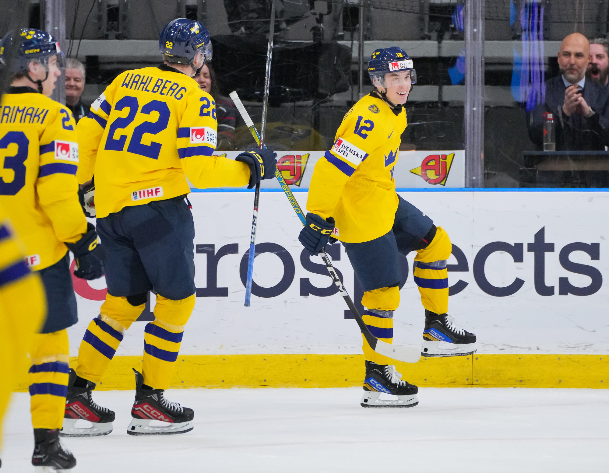 IIHF - Swedes edge Canada in thriller