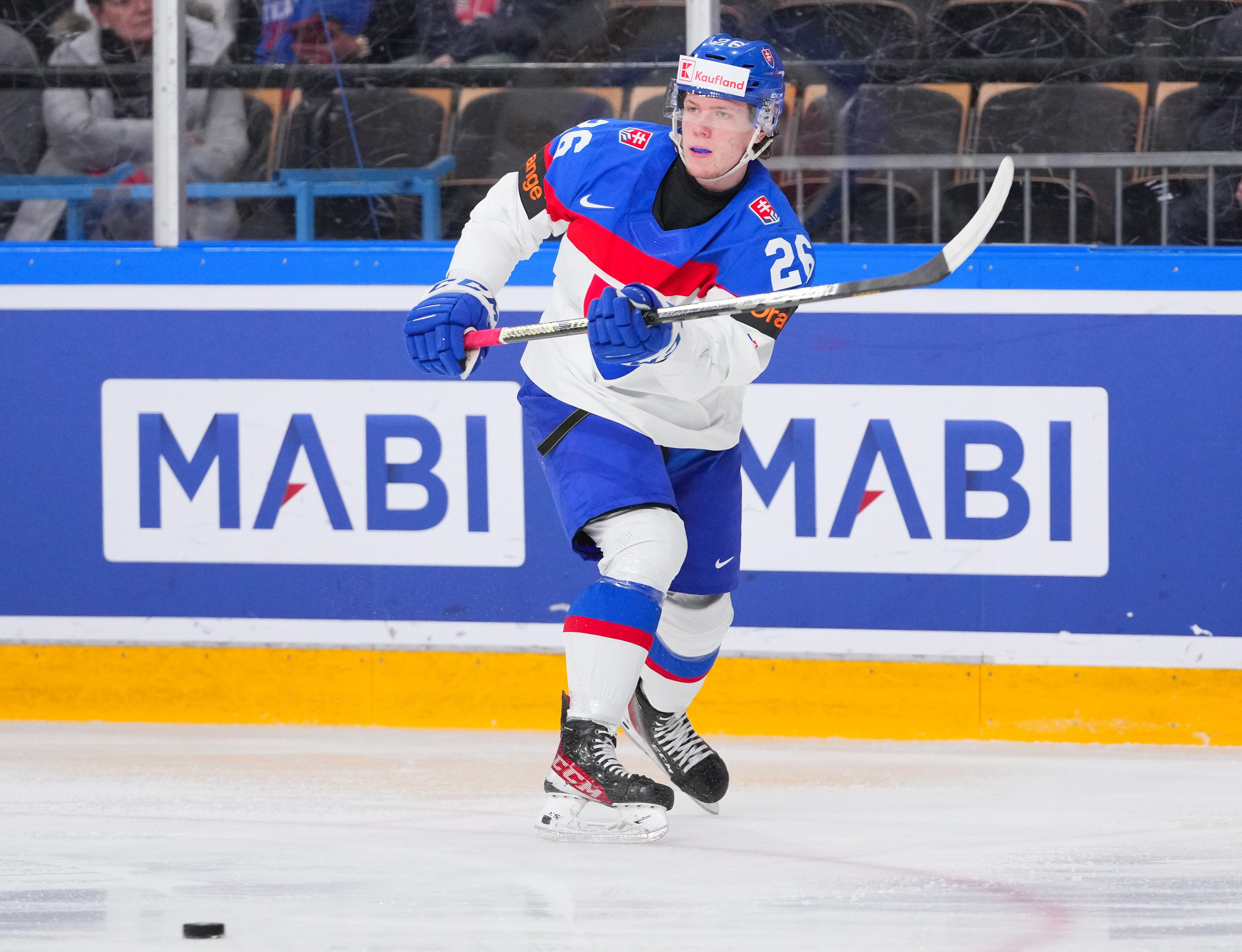 IIHF U.S. wins group in blowout