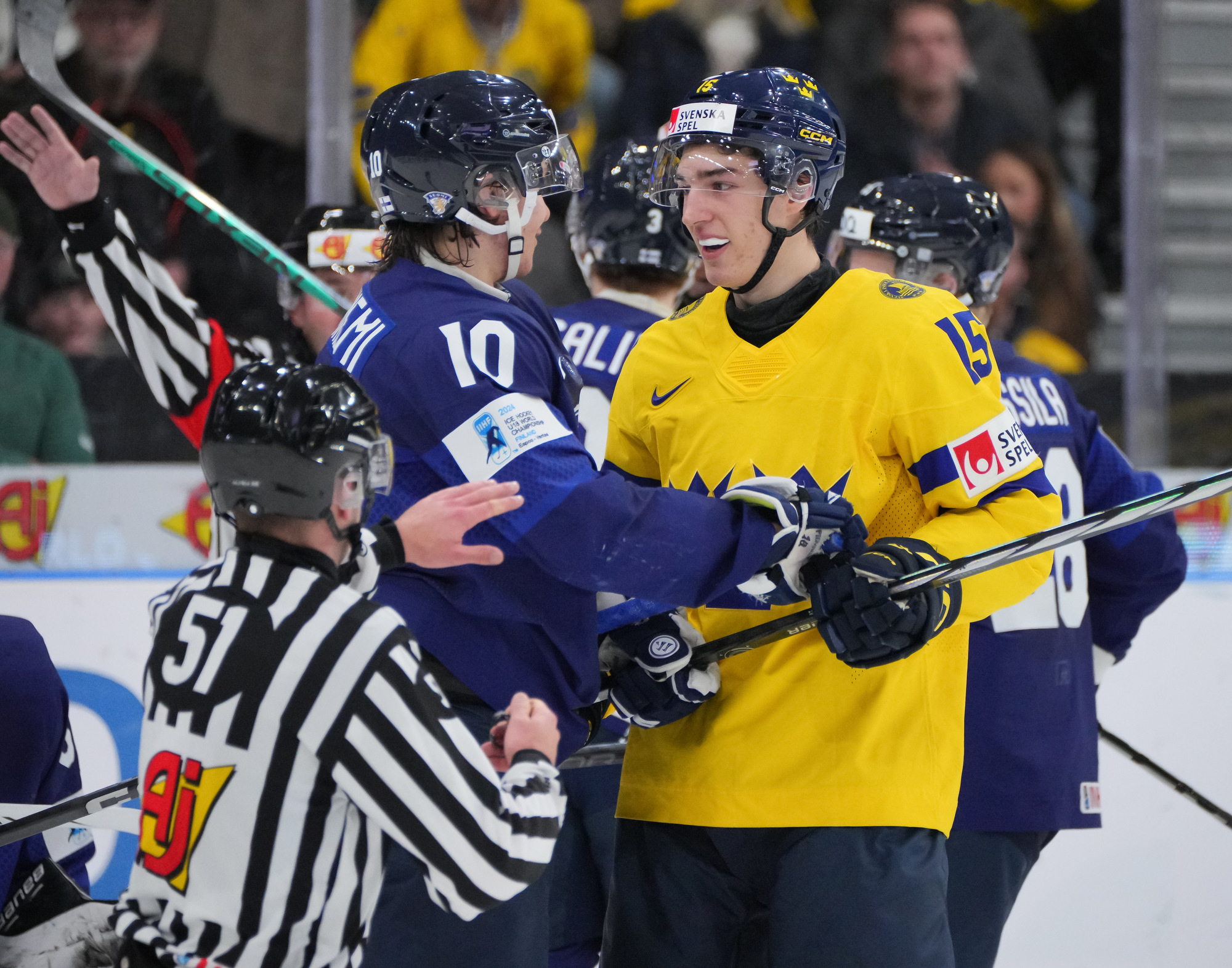 IIHF Finns win, Sweden still first