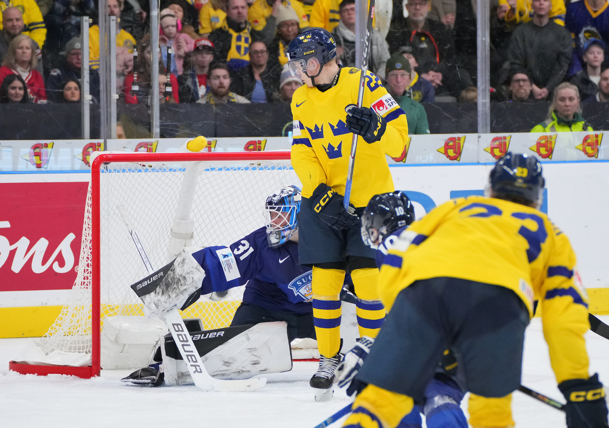 IIHF Finns win, Sweden still first