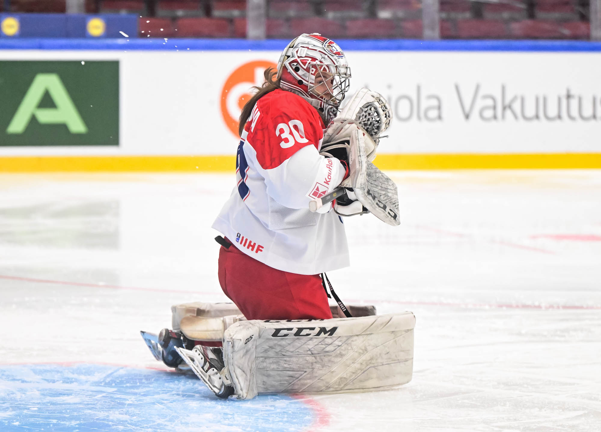 IIHF Canada powers to final