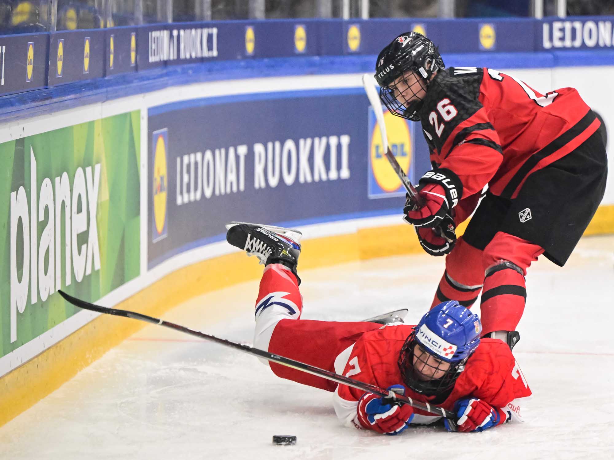 IIHF Canada powers to final