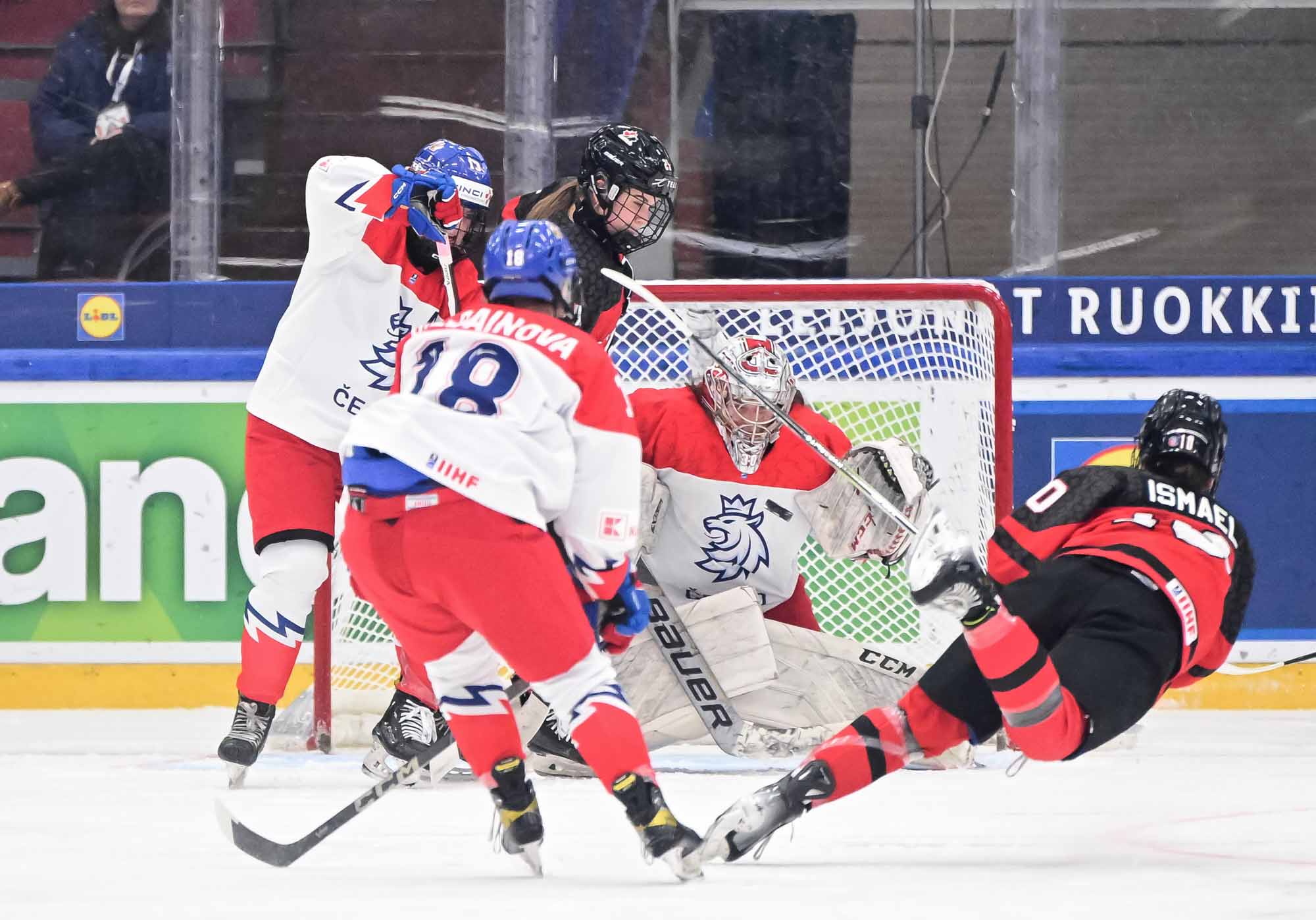 IIHF Canada powers to final