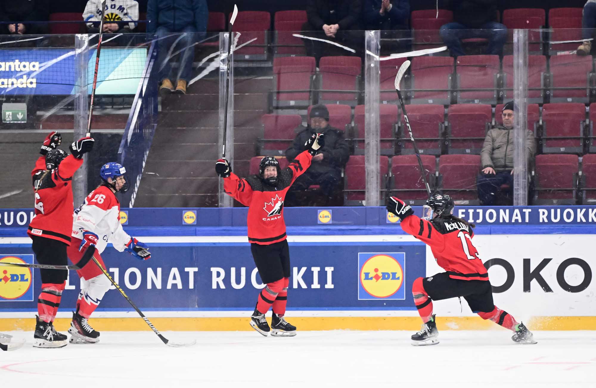 IIHF Canada powers to final