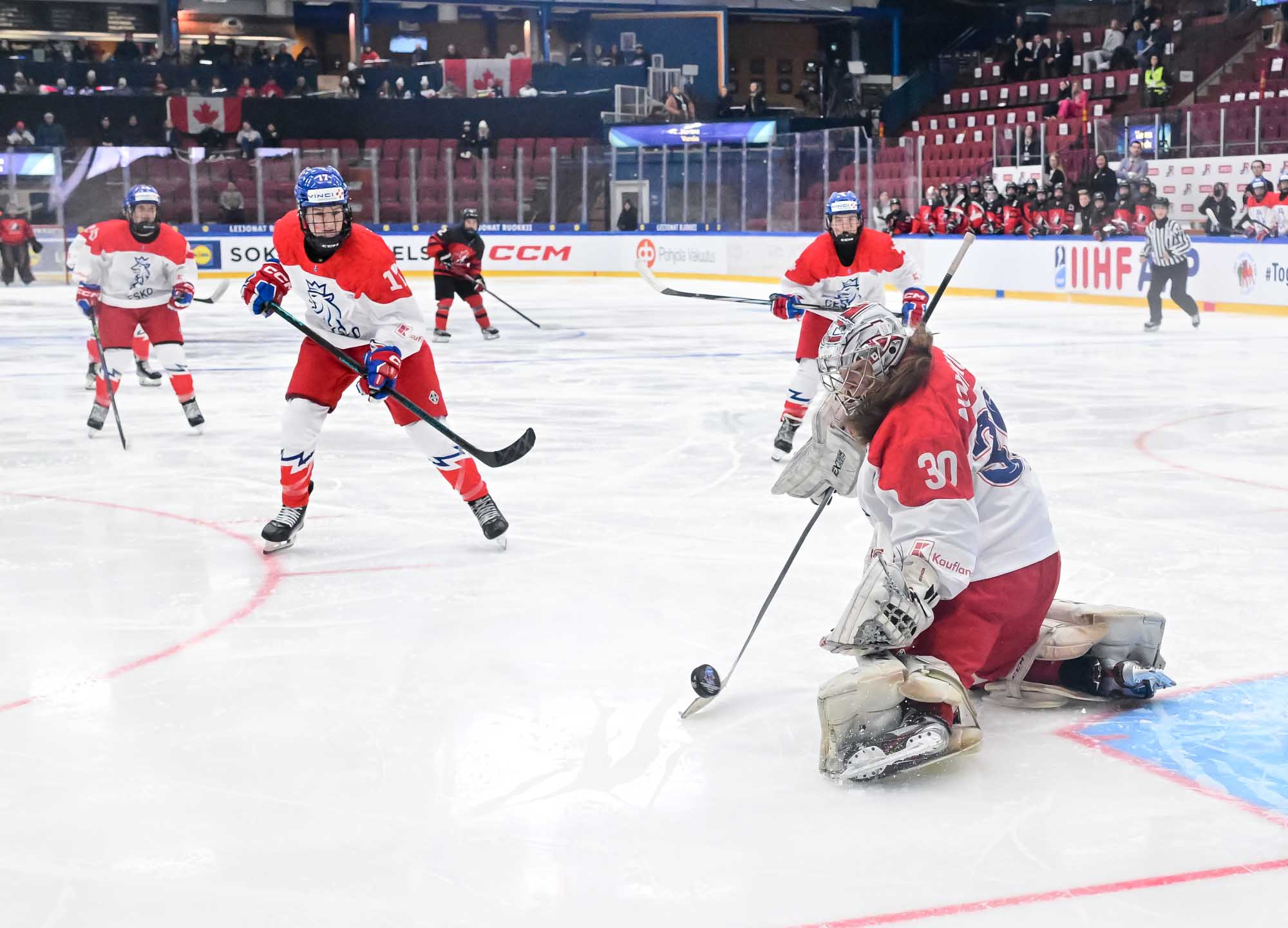 IIHF Canada powers to final