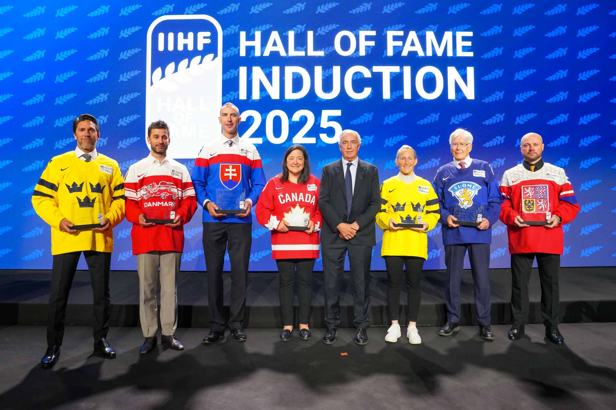 https://blob.iihf.com/iihf-media/iihfmvc/media/2025wm/hof/sunday/iihf_hof_induction_mz_008.jpg
