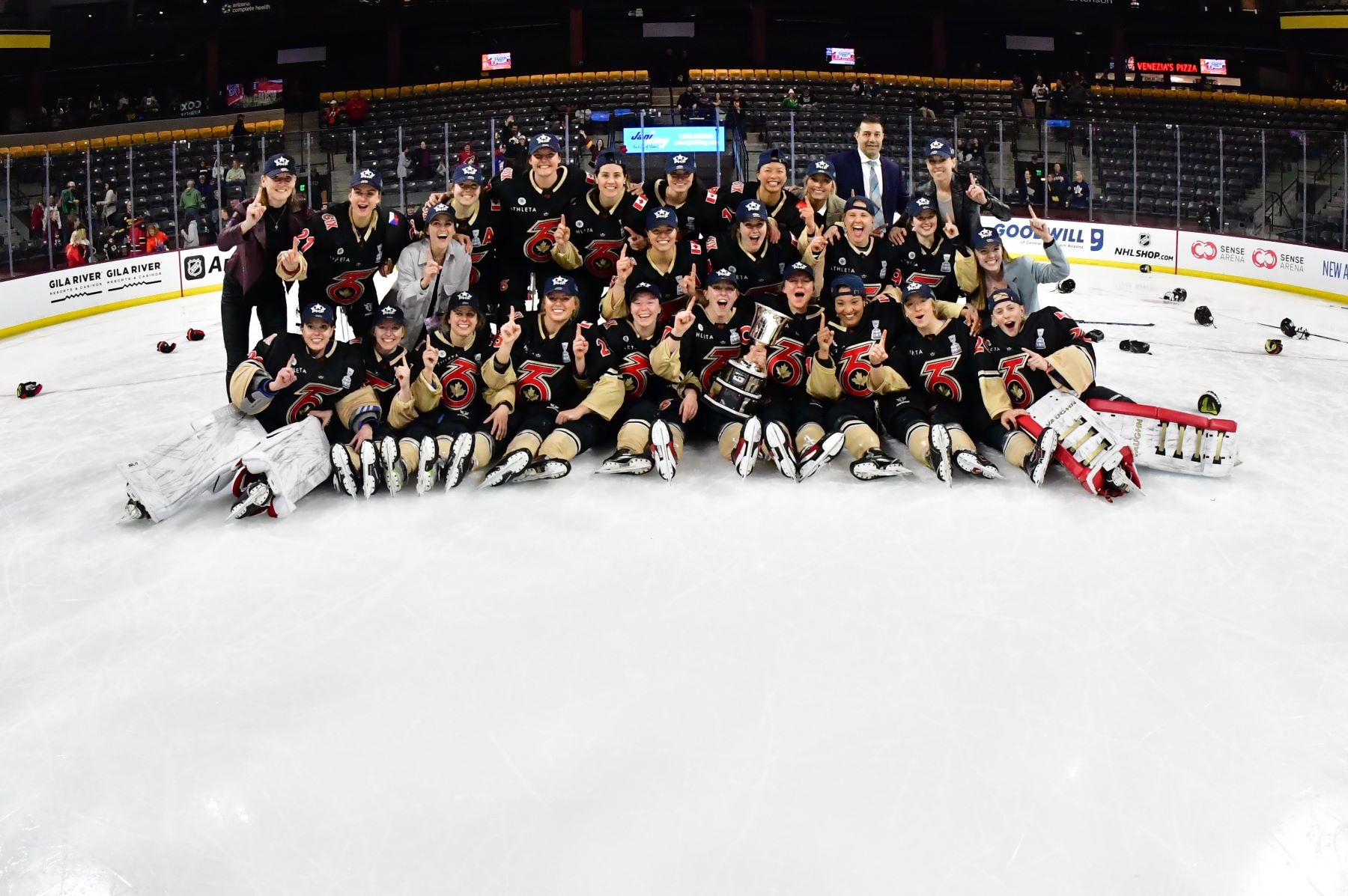 IIHF Toronto wins Isobel Cup