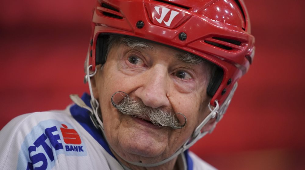 IIHF Oldest hockey player died